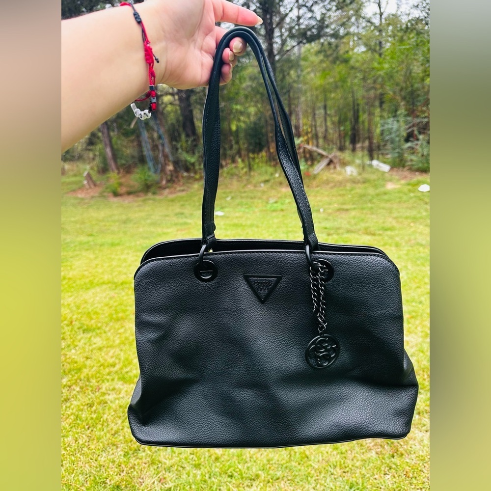 Guess Elegant Black Shoulder Bag